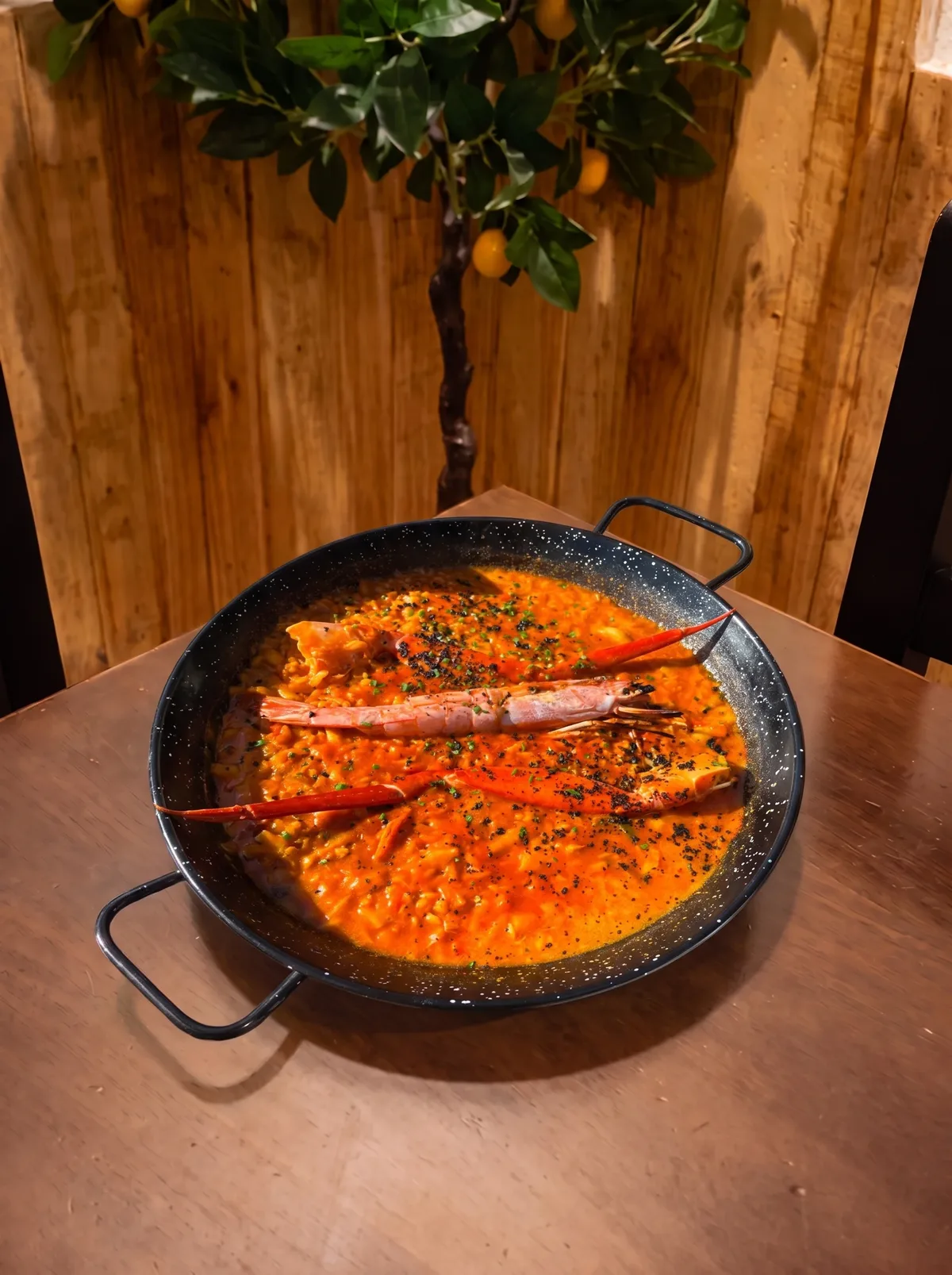 Arroz caldoso met zeevruchten en gamba's om te delen in Mairena del Aljarafe