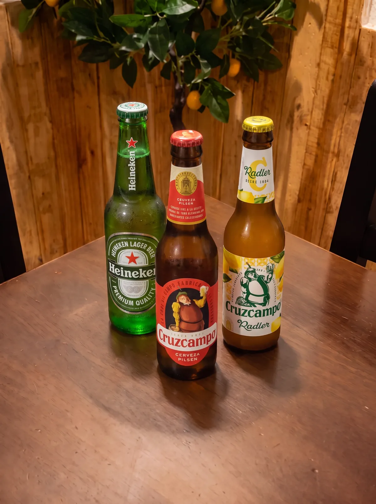 Koude biertjes in Cervecería Almar, biercafé in Mairena del Aljarafe
