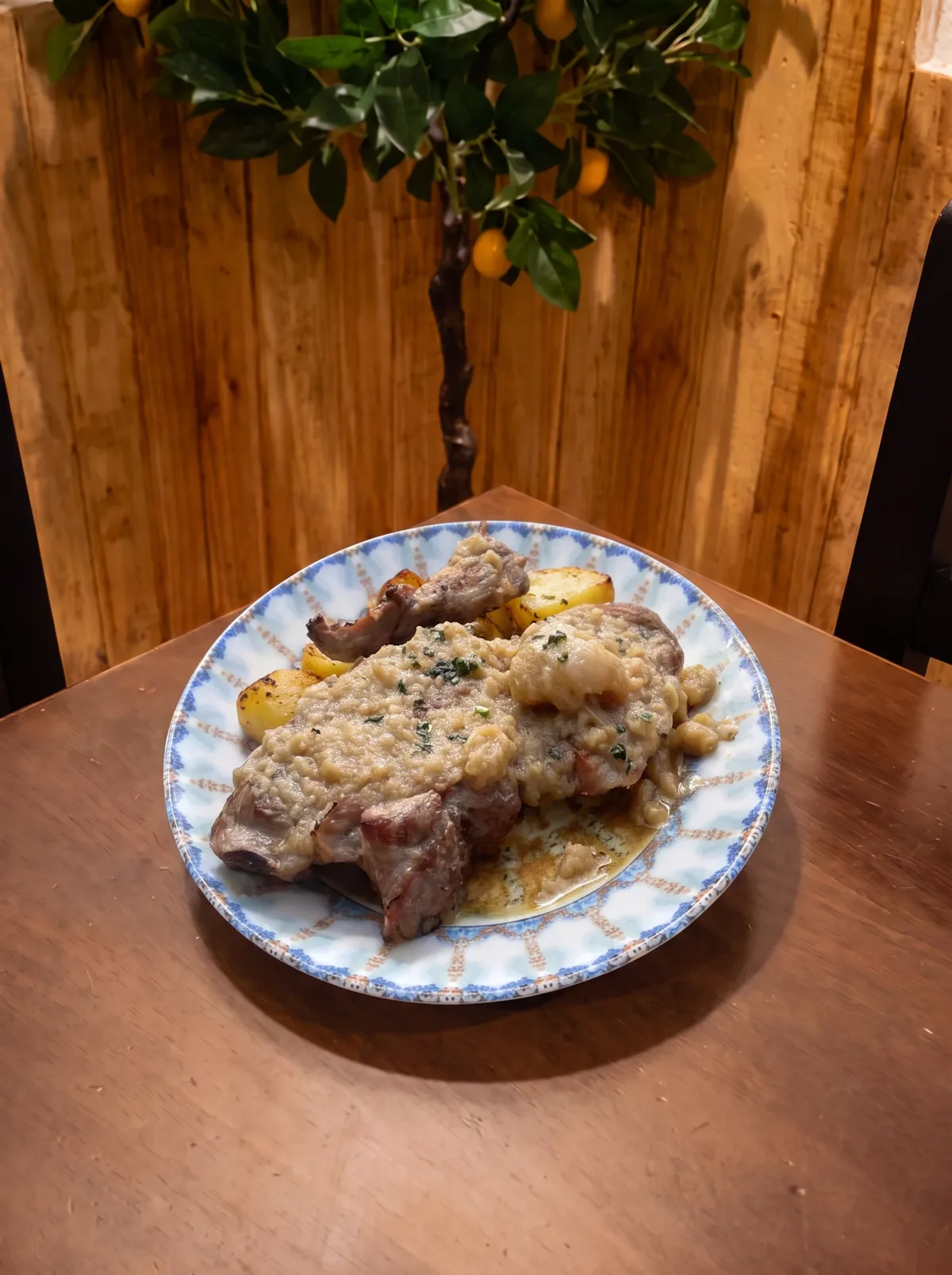 Churrasco a la brasa met patat en knoflooksaus in Cervecería Almar