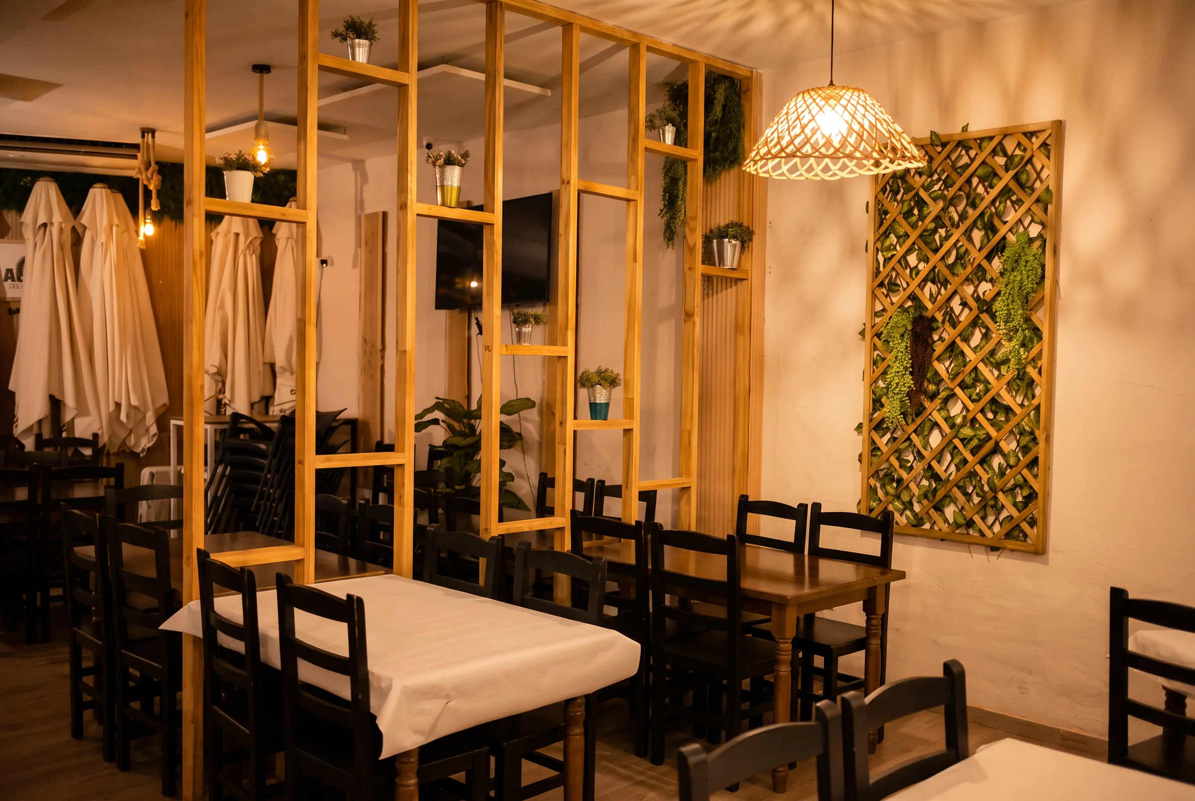 Interieur van Cervecería Almar in Mairena del Aljarafe, met houten tafels