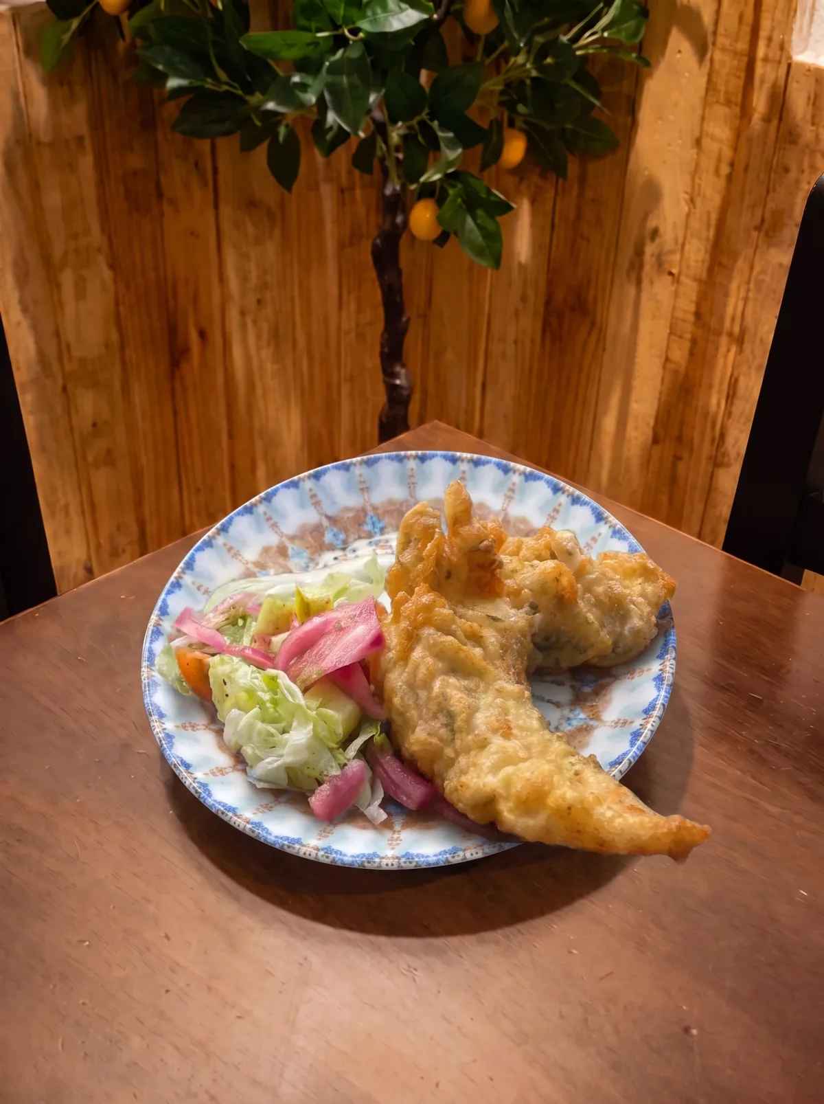 Pavías de bacalao met salade, Andalusische fritura in Mairena del Aljarafe